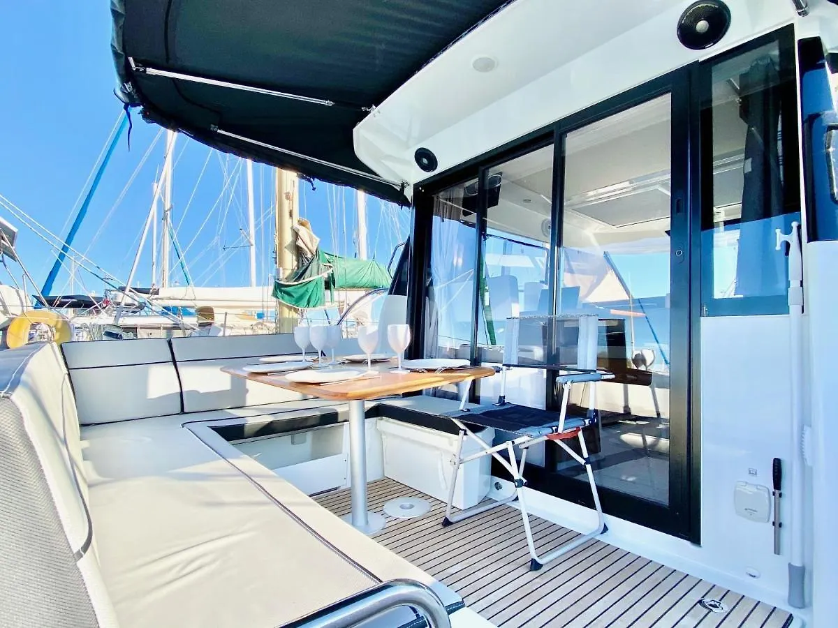 Hôtel Bateau NJOY à Saint-Laurent-du-Var 0*,