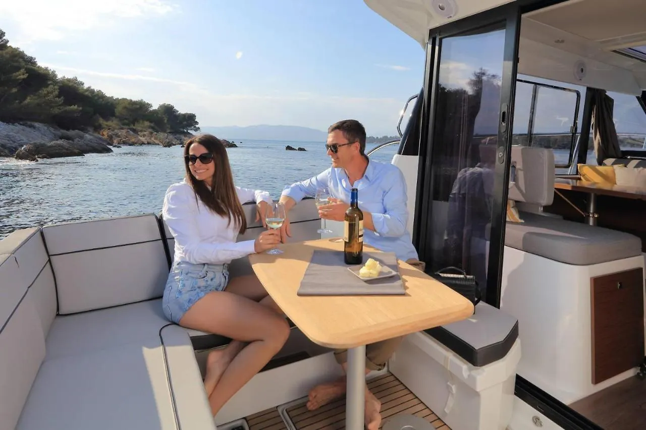 Hôtel Bateau NJOY à Saint-Laurent-du-Var 0*,