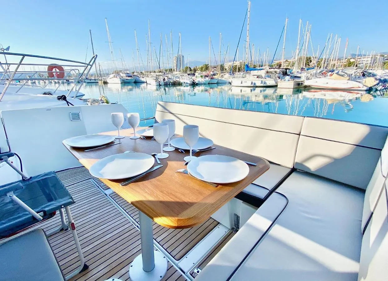 Hôtel Bateau NJOY à Saint-Laurent-du-Var France