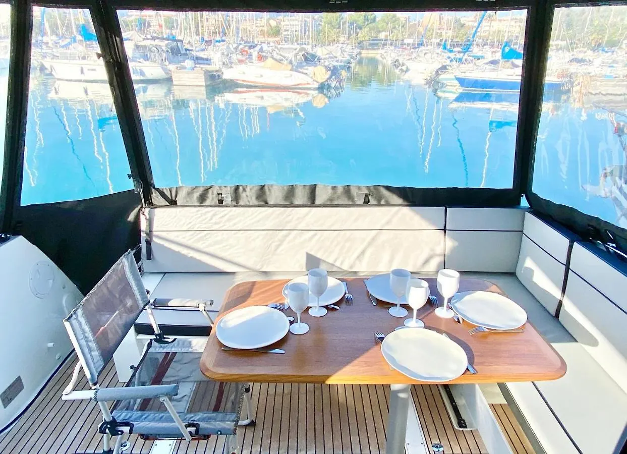 Hôtel Bateau NJOY à Saint-Laurent-du-Var 0*,  France