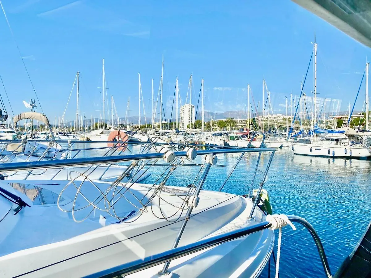Hôtel Bateau NJOY à Saint-Laurent-du-Var 0*,